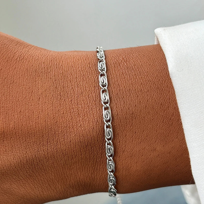 Pulseira de aço inoxidável Novo estilo Simplicidade Sutileza Clipe de papel Corrente Pulseira leve de luxo para mulheres Joias Uso diário